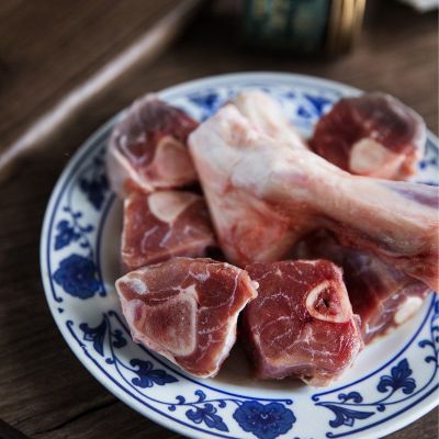 湛航 正宗现宰走地羔羊带皮去骨羊后腿肉3/2斤 生羊肉新鲜火锅食材 带肉羊腿骨块2斤[适合煲汤]