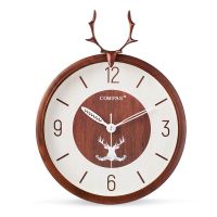 北欧鹿头钟表客厅家用现代摇摆挂钟简约创意时尚挂墙石英钟 63208木[直径31厘米]