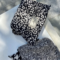 潮流黑白化妆包护肤品笔刷收纳袋几何豹纹便携大容量洗漱包女 奶牛豹纹