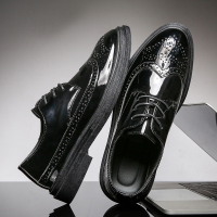 秋季男士休闲鞋布洛克皮鞋男韩版透气青年亮面商务正装全黑色潮鞋