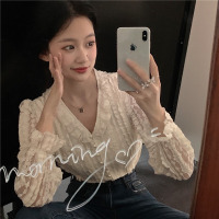 苏芈法式复古网红小衫女装春季潮花瓣领珍珠扣v领蕾丝衬衣露锁骨上衣
