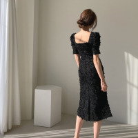 苏芈韩国chic法式小众复古轻熟方领漏背收腰显瘦羽毛流苏包臀连衣裙女