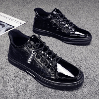 2021年新款春季男鞋精神小伙黑色板鞋鳄鱼纹亮面皮鞋韩版潮流潮鞋