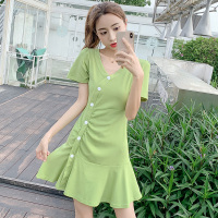 枫述单排扣牛油果绿短裙2021新款V领短袖不规则连衣裙小清新女T恤裙潮
