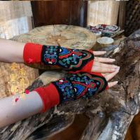 云南民族风杨丽萍正版双层原创绣花孔雀舞长短款弹力半指一对手套 短款红色小花不加绒 均码