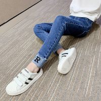 女童牛仔裤春秋款儿童女裤子洋气新款中大童小学生牛仔裤女孩长裤 R字母款蓝 110[建议100-110com]