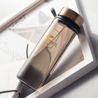 乐扣乐扣旗舰店塑料水杯便携随行杯带盖带茶隔杯子清新茶杯学生女 复古黑[520ml]