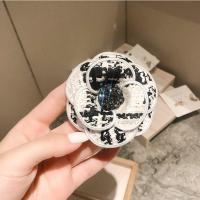 经典小香风山茶花胸针胸花韩国大衣外套服装饰品珍珠镶钻别针领花 进口钻-白边