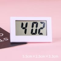可爱小电子钟简约表ins迷你时钟桌面小巧静音床头电子表台式摆件 ins风-三角白色 收藏送2个备用电池