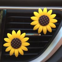 向日葵汽车出风口摆件卡通创意笑脸香薰车载香水夹车内装饰品用品 向日葵[出风口]2个