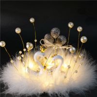 创意白天鹅树脂汽车载摆件女皇冠车内饰品可爱羽毛装饰用品 带灯 ins白色+白水晶球摆饰+羽毛珠饰垫