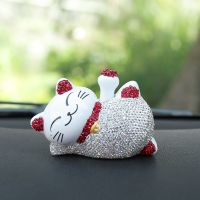招财猫汽车摆件创意个性车载网红高档女神款可爱车内装饰用品大全 升级太阳能摆手镶钻招财猫 红耳朵猫+雏菊垫+红钻球香薰瓶