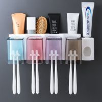 壁挂式牙刷架套装卫生间免打孔洗漱口杯架子家用创意透明牙刷杯 透明款四口带挤牙膏器