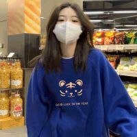 虎年新年上衣克莱因蓝加绒卫衣女学生厚外套秋冬小众慵懒风薄上衣