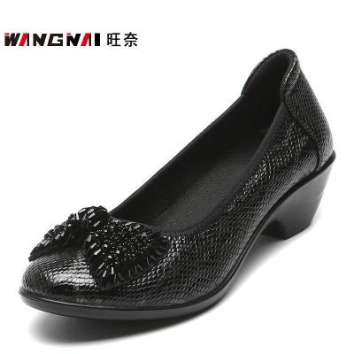旺奈(WANGNAI)粗跟浅口女皮鞋春季新款真皮中年女鞋蛇皮纹妈妈鞋时尚女单鞋