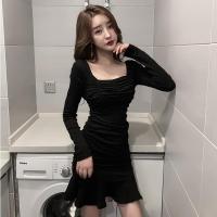 权小威 2022年新款时尚韩版气质显瘦女方领显胸性感女人味连衣裙法式心机设计感鱼尾包臀裙