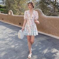 权小威 2023夏新款女装显瘦深V领花边镂空灯笼袖印花拼接高腰连衣裙