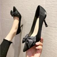 权小威 2023春季新款绸缎秀禾新娘鞋婚鞋女尖头中跟高跟鞋蝴蝶结红色单鞋