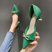 权小威 2023春夏季新款韩版时尚珍珠尖头细跟浅口中空一脚蹬高跟单鞋女