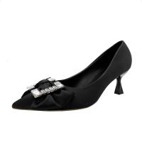 权小威 2023秋季结婚鞋女新款法式气质水钻方扣单鞋尖头浅口细跟高跟鞋女