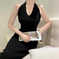 权小威 新款度假年会浪漫红露背针织v领挂脖气质礼服连衣裙