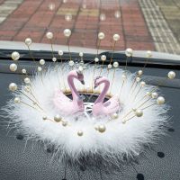 创意天鹅汽车装饰品摆件女士车载香水可爱羽毛车内用品中控台新款 粉天鹅(白色珍珠羽毛垫)