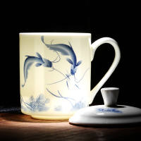 亚彩景德镇陶瓷茶杯带盖家用骨瓷杯喝茶杯青花瓷器办公杯子500ml 年年有余