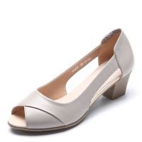 [头层牛皮]夏天新款妈妈凉鞋女中跟粗跟中老年软底女鞋休闲透气 米灰色 35