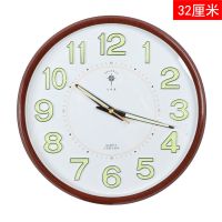 钟表挂钟客厅时尚夜光时钟挂表现代简约家用静音电子石英钟挂墙上 32厘米木纹简约[2918]