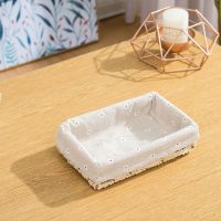 小号收纳篮子桌面收纳盒遥控器钥匙筐收纳盒草编收纳筐卧室杂物盒 米色雏菊布 小号