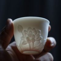 素烧白瓷浮雕荷花茶杯中式刻花宫廷风品茗杯个性手工陶瓷茶具单杯 浮雕荷花品茗杯