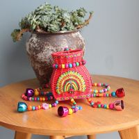 民族风儿童背篓刺绣彩色铃铛手工编织摄影舞蹈道具儿童双肩小背篓 红色(赠礼物) 小号彩铃