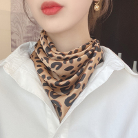 豹纹丝巾女春秋季薄款小方巾女韩国百搭ins文艺洋气职业空姐领巾 棕色豹纹