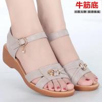 妈妈凉鞋女夏2020新款真软皮坡跟舒适平底中老年防滑软底中年女鞋 浅灰色 水钻吊坠款 35