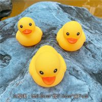婴儿宝宝游泳洗澡玩具鸭子套装戏水儿童洗澡捏捏叫环保可咬小黄鸭 3只大港鸭