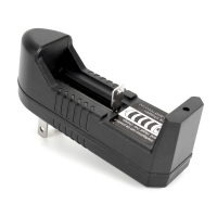 智能充电器18650锂电池多功能通用型小风扇强光手电筒头灯激光灯 智能万能充电器1个