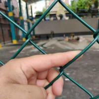 体育场铁丝网篮球场菱形围栏网足球场操场勾花护栏球场安全防护网 单网 孔5*5厘米 丝径3.8毫米 柱子75圆管 横梁