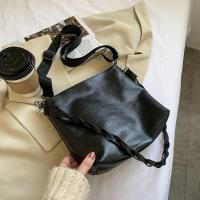 包包女斜挎包大容量单肩大包2021新款潮百搭ins宽肩带小众水桶包 黑色