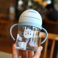 卡通儿童背带水杯防摔带刻度吸管杯咬吸防呛水杯幼儿园宝宝喝水杯 天蓝色小狮子250ml