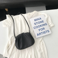 马鞍包女云朵包白色包包手拿斜挎韩版chic简约仙女褶皱2021新款潮 黑色 当天发