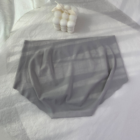无痕内裤女一片式蜜挑臀夏季轻薄冰丝中腰抗菌蚕丝裆三角女士内裤 波浪边灰色 M 建议体重90-105近