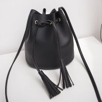 2020新款上新小包包流苏水桶包韩版百搭单肩包斜挎包休闲潮包女包 黑色 普通版