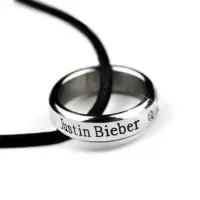 贾斯汀比伯 Justin Bieber周边 钛钢带钻戒指项链 变色戒指 包 钛钢带钻戒指