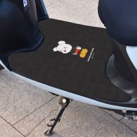 电动车脚垫可爱脚踏板电动摩托车垫子爱玛雅迪小龟王通用防滑垫 潮牌熊 25乘以40厘米[小型电动车自行车]