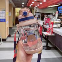 卡通儿童水杯可爱斜跨直饮防漏塑料杯幼儿园小孩便携防摔塑料杯子 儿童背带直饮杯粉色小熊550ML