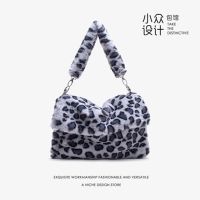 原野趣家原创设计可爱粉色豹纹秋冬翻盖时髦毛绒斜挎单肩手拎包 蓝色豹纹搭配两根背带