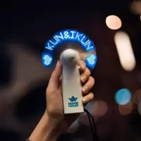 偶像练习生NINEPERCENT 蔡徐坤手拿LED风扇演唱会应援周边同款 蔡徐坤闪字风扇(不要使用南孚)