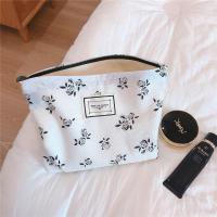 韩国ins夏季新款大容量化妆包黑白清新典雅旅行便携化妆品收纳包 白底小玫瑰