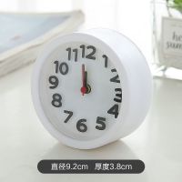 迷几老人韩版床钟艺术卡通时钟表小闹钟石英耐摔男孩小闹钟床头台 圆形白 小号
