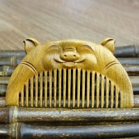 天然绿檀木梳子整木双面雕刻雕花便携小梳 送女朋友节日生日礼物 9.5cm笑猪